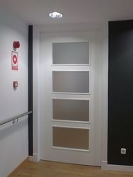 Puerta Lisa Modelo L-2-4 Vidrios